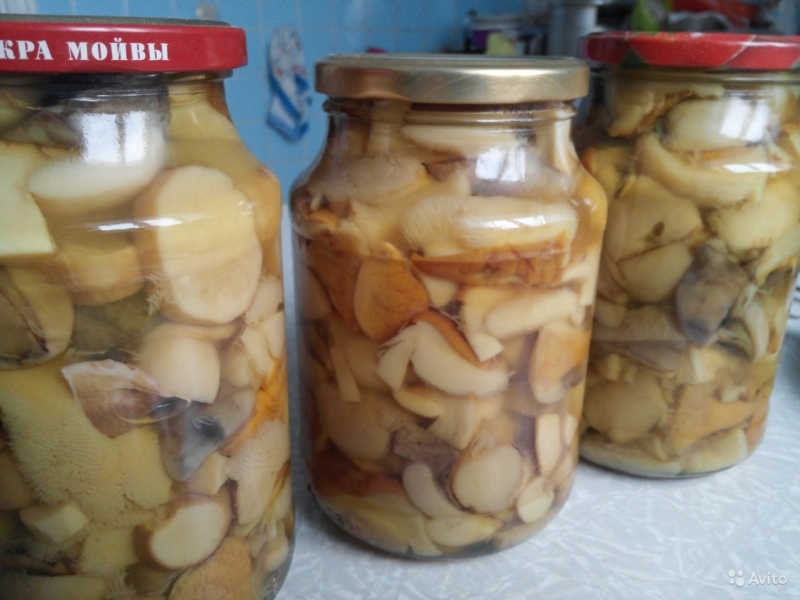 Грибы маринованные, сушеные и огурцы маринованные